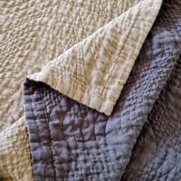 Lightweight Linen Quilt, Stonewashed Finish, Custom Two-Color Design, Big Wave Quilting, Double-Sided Handmade Bedspread - thumbnail 3