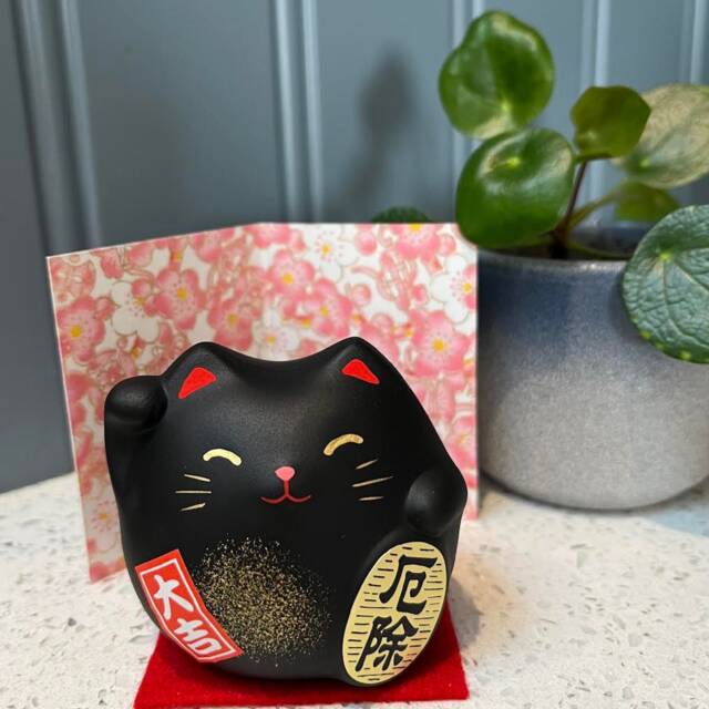 Japanese Maneki Neko Black Lucky Cat For Protection With Mat & Display Card. Feng Shui - image 1