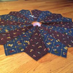 Quilted Christmas Tree Skirt Burgundy & Navy Angel Print, 42 Inch - thumbnail 3