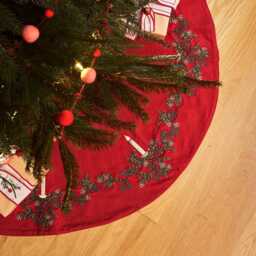 Red Candle Garland Tree Skirt, Embroidered Holiday Greens Collar, Handmade Christmas Decor - thumbnail 1