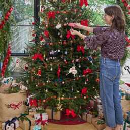 Red Candle Garland Tree Skirt, Embroidered Holiday Greens Collar, Handmade Christmas Decor - thumbnail 3