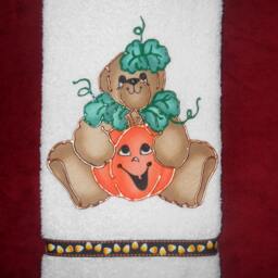 Appliqued Halloween Bathroom Hand Towel Bear Hugging Pumpkin - thumbnail 3
