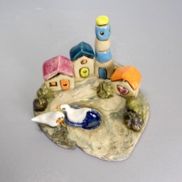 Ceramic Sculpture - Keramik, T??pferwaren Of Miniature Island With Houses, A Lighthouse & Two Swans - thumbnail 4
