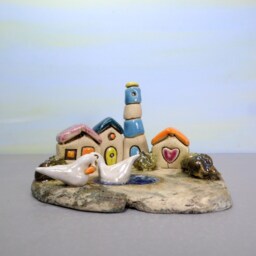 Ceramic Sculpture - Keramik, T??pferwaren Of Miniature Island With Houses, A Lighthouse & Two Swans - thumbnail 3