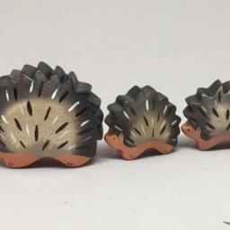 Toy Hedgehog Wooden Black Pink Mother Size 6, 5 X 5, 0 2, 5 cm - Bxhxs Ca. 30, 0 Gr - thumbnail 4