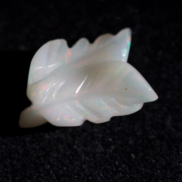 Opal Double Feather Carving - 3.6 Cts - image 1