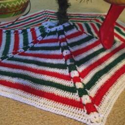 Christmas Tree Skirt - Hexagon in White, Red & Green With Metallic Effect - thumbnail 2