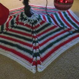 Christmas Tree Skirt - Hexagon in White, Red & Green With Metallic Effect - thumbnail 3