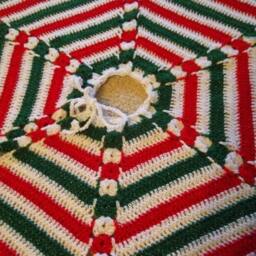 Christmas Tree Skirt - Hexagon in White, Red & Green With Metallic Effect - thumbnail 4