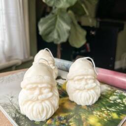 Handmade Santa Soy Wax Candle - Christmas Vegan Decor - thumbnail 4