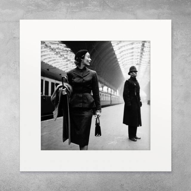 Photo Print With Passe-Partout Toni Frissell Victoria Station, London, 1951