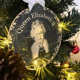 Personalised Christmas Tree Queen Elizabeth Ii Bauble in Loving Memory Xmas Gift - thumbnail 3