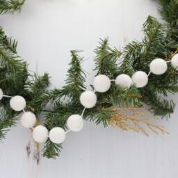 White Felt Ball Garland - Felt Tree Christmas Decorations Pom Decoration - thumbnail 1