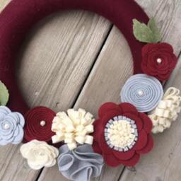 Christmas Yarn Wreath, Ruby Burgundy Felt Flower All Year Wreath - thumbnail 3
