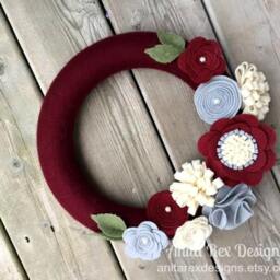 Christmas Yarn Wreath, Ruby Burgundy Felt Flower All Year Wreath - thumbnail 2