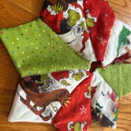 Christmas Tree Skirt, Table Top, Tiny, Grinch, Red, Green, Small, Quilted - thumbnail 2