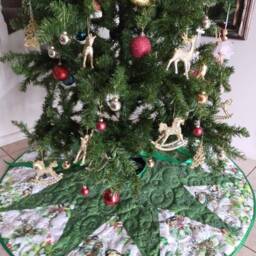 Quilted Christmas Tree Skirt, Woodland, Holly, Country Tree Skirt - thumbnail 2