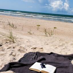 Waffle Linen Beach Blanket - thumbnail 2
