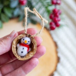 Snowman in A Nutshell Christmas Decoration Tree Needle Felted Half Walnut Shell Walnut Shell Ornament - thumbnail 2