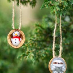 Snowman in A Nutshell Christmas Decoration Tree Needle Felted Half Walnut Shell Walnut Shell Ornament - thumbnail 3