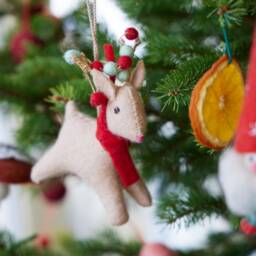 Garland Fawn Ornament, Hand Felted Beige Reindeer Charm, Handmade Festive Christmas Decor - thumbnail 2