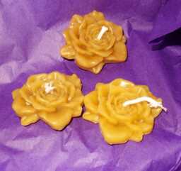 Set Of 3 Flowers Floating Candles in Pure Beeswax - thumbnail 1