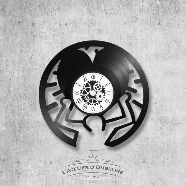 33 Rpm Vinyl Record Clock Heart Theme On The Hand