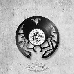 33 Rpm Vinyl Record Clock Heart Theme On The Hand