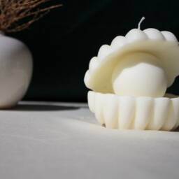 Seashell Pearl Candle - Coastal Oyster Shell Home Decor, Hand-Poured Soy Wax - thumbnail 2