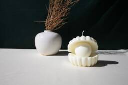 Seashell Pearl Candle - Coastal Oyster Shell Home Decor, Hand-Poured Soy Wax - thumbnail 1