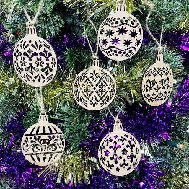 Set Of 6 Wooden Christmas Tree Decoration Bauble - Beautiful Xmas Ornament in Oak, Walnut Cherry Wood Or Silver, Gold, Red, Green Glitter - image 1