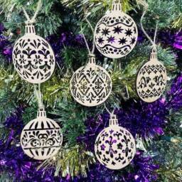 Set Of 6 Wooden Christmas Tree Decoration Bauble - Beautiful Xmas Ornament in Oak, Walnut Cherry Wood Or Silver, Gold, Red, Green Glitter - thumbnail 1