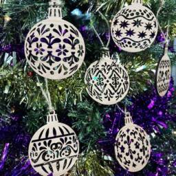 Set Of 6 Wooden Christmas Tree Decoration Bauble - Beautiful Xmas Ornament in Oak, Walnut Cherry Wood Or Silver, Gold, Red, Green Glitter - thumbnail 3