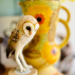 Miniature Barn Owl Sculpture - Needle Felt Owl, Handmade Woodland Bird, Collectible Fibre Art, Nature Gift - thumbnail 3