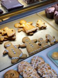Set Of 4, Fake Gingerbreads Family, Christmas Gingerbread Biscuits, Festive Food, Replica Decor, People - thumbnail 1