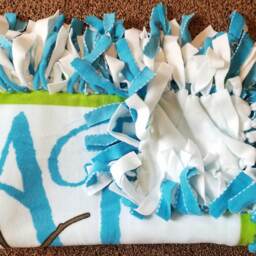 Frozen's Olaf in Flower Field With Stone Friends Fleece Tie Blanket - thumbnail 4