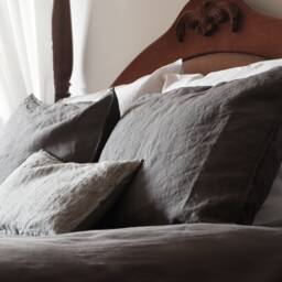 Gray Linen Bedding Set, Stonewashed Duvet Cover & Pillowcases - thumbnail 2