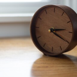 Customizable Small Wooden Clock - Table Mini - thumbnail 2