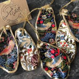 Set Of William Morris Christmas Decorations in Acanthus Portiere & Strawberry Thief - Oyster Shell Ornaments Xmas Tree Decs - thumbnail 2