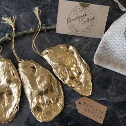 Set Of William Morris Christmas Decorations in Acanthus Portiere & Strawberry Thief - Oyster Shell Ornaments Xmas Tree Decs - thumbnail 3