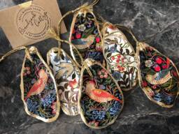 Set Of William Morris Christmas Decorations in Acanthus Portiere & Strawberry Thief - Oyster Shell Ornaments Xmas Tree Decs - thumbnail 1