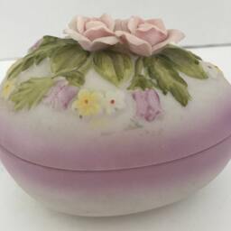 Lavender Scented Soy Candle in Porcelain Purple & White Egg With Roses - thumbnail 4