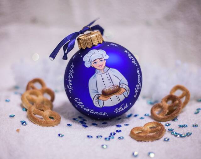 Personalized My Mom Best Chef Ornament, Baking Hand Painted Custom Gift, Glass Christmas Ornament Bauble, Free Gift Box - image 1