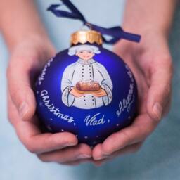Personalized My Mom Best Chef Ornament, Baking Hand Painted Custom Gift, Glass Christmas Ornament Bauble, Free Gift Box - thumbnail 3