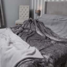 Super Luxury - Grey Wolf Faux Fur With Silver Polar Fleece Lining Hand Made Throw - thumbnail 4