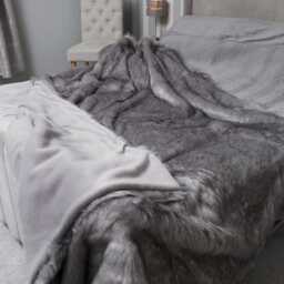 Super Luxury - Grey Wolf Faux Fur With Silver Polar Fleece Lining Hand Made Throw - thumbnail 3