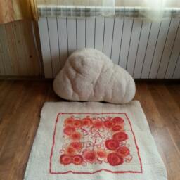 Sale - Handmade Felt Wool Art Carpet, Square Rug For Wall Or Floor Red Flowers 100% Wool, Creamy White, Red Roses - thumbnail 2