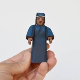 Hand Carved Wooden Mrs Noah - thumbnail 4