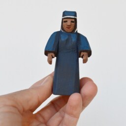 Hand Carved Wooden Mrs Noah - thumbnail 3