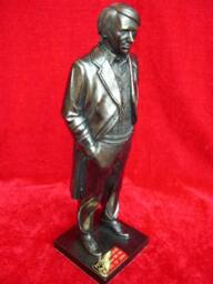Dr Who Peter Davison Figurine, Legends Forever Limited Edition - thumbnail 3